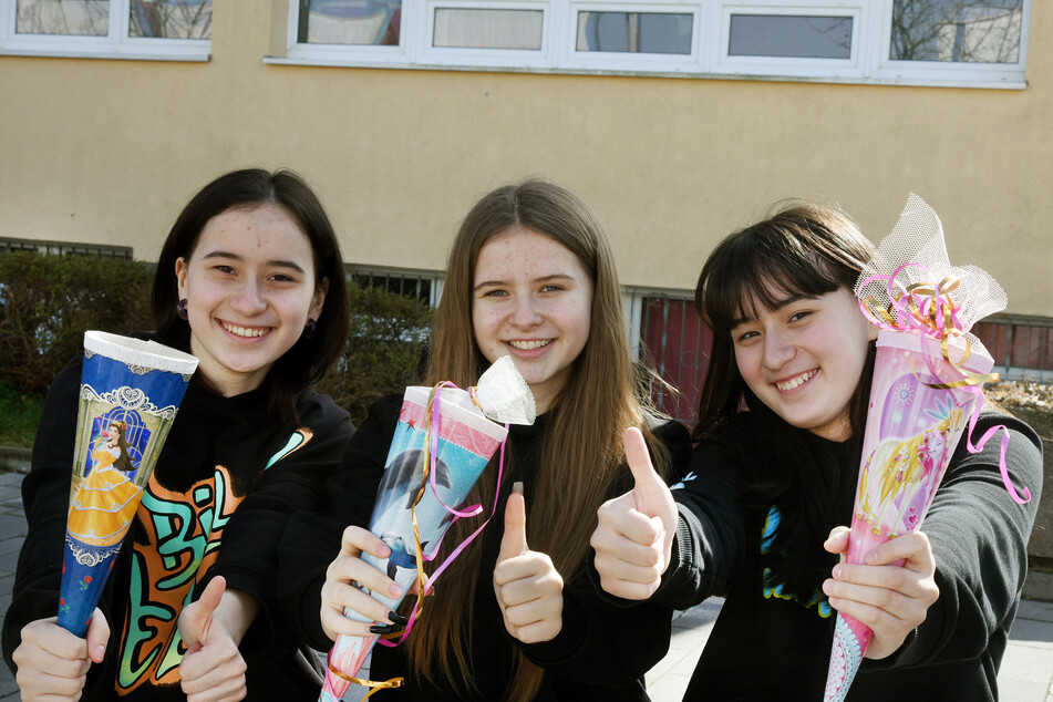 Jewa, Christina und Kira (v.l.n.r.) können ab sofort in die Schule gehen. Die Mädchen haben als Begrüßungsgeschenk Zuckertüten bekommen.