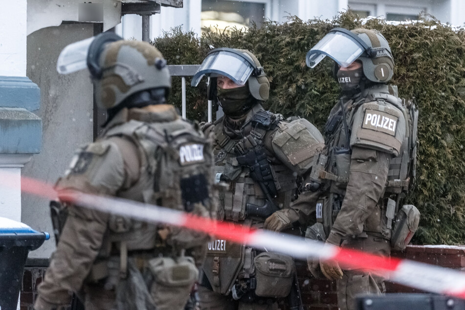 Beamte eines Spezialeinsatzkommandos (SEK) der Polizei bereiten sich auf die Stürmung einer Wohnung vor. (Symbolbild)