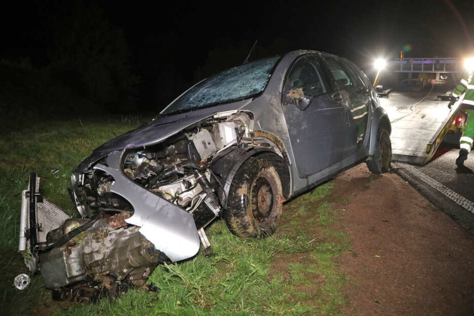 Der Fahrer prallte gegen ein Schild und überschlug sich.