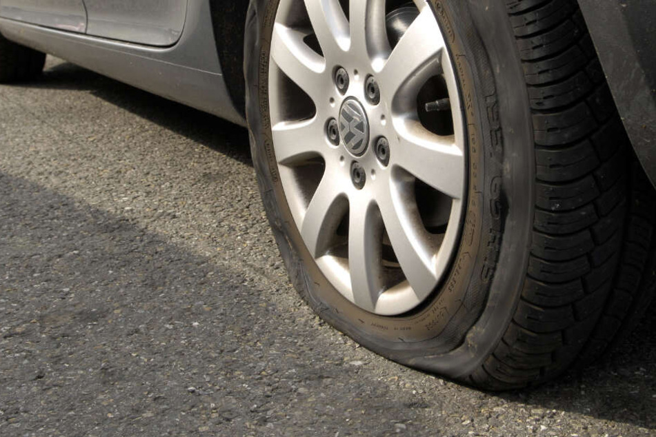Nachdem sie einen platten Reifen hatte, wollte die Frau eben diesen austauschen. (Symbolbild).