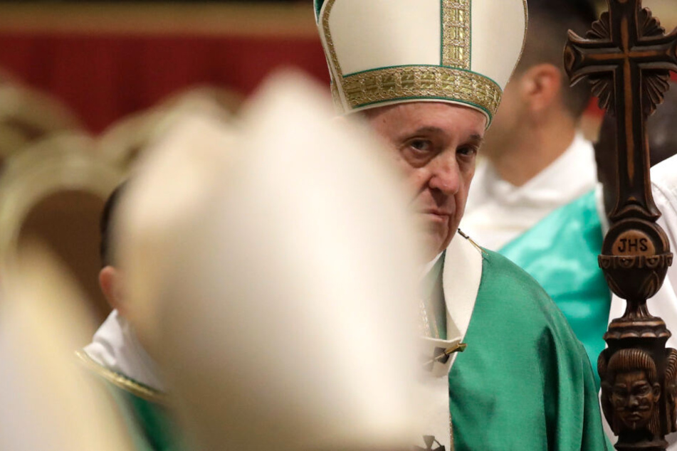 Papst Franziskus verlässt den Petersdom nach der Abschluss-Messe der Bischofssynode über die Amazonas-Region.