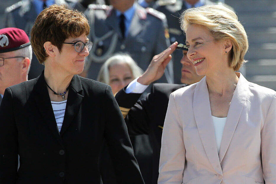 Annegret Kramp-Karrenbauer und Ursula von der Leyen bei der Amtseinführung.