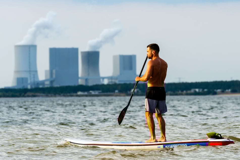 Ein Stand-up-Paddler zieht seine Kreise auf dem Bärwalder See in der Lausitz. (Archivbild)