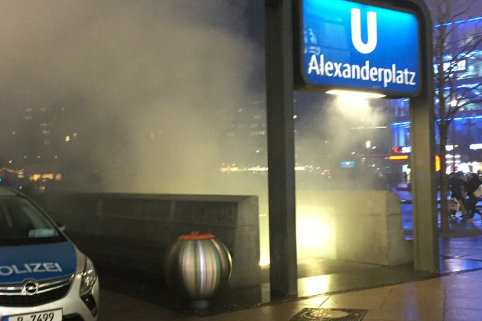 Im U-Bahnhof Alexanderplatz ist ein Feuer ausgebrochen.