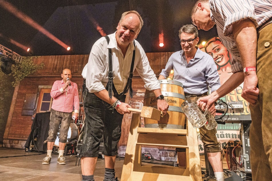 OB Dirk Hilbert (52, FDP) beim Fassbieranstich vergangenes Jahr.