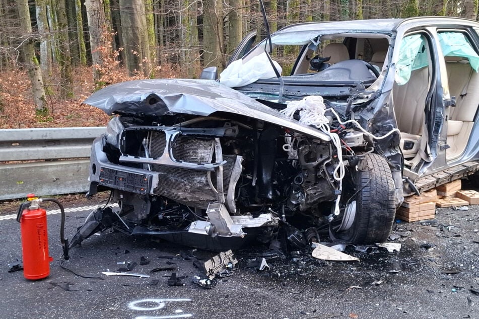 Tödlicher Crash auf der B275: Ein Auto-Fahrer starb noch an der Unfallstelle.