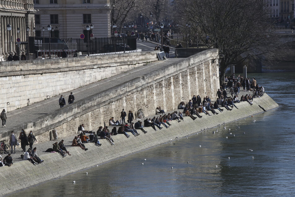 Viele Pariser nutzten das schöne Wetter am vergangenen Wochenende um an der Seine mal wieder Sonne zu tanken.