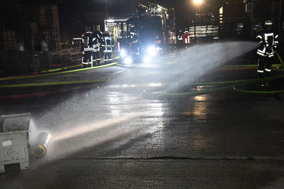 Eine Gasflasche wurde von der Feuerwehr gekühlt, damit sie nicht explodiert.