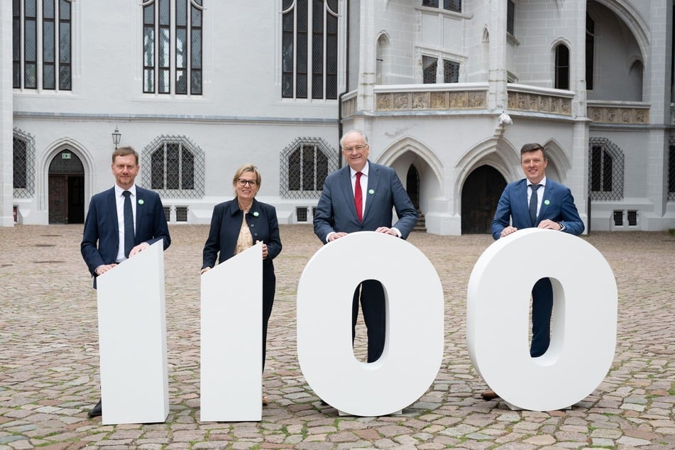 Ministerpräsident Michael Kretschmer (50, CDU, v.l.n.r.), Kulturministerin Barbara Klepsch (60, CDU), Christian Striefler (64), Direktor Staatliche Schlösser Burgen und Gärten Sachsen, und Meißens OB Markus Renner (45, parteilos), posieren auf der Albrechtsburg Meißen für die bevorstehende Landesausstellung "1100 Jahre Sachsen".