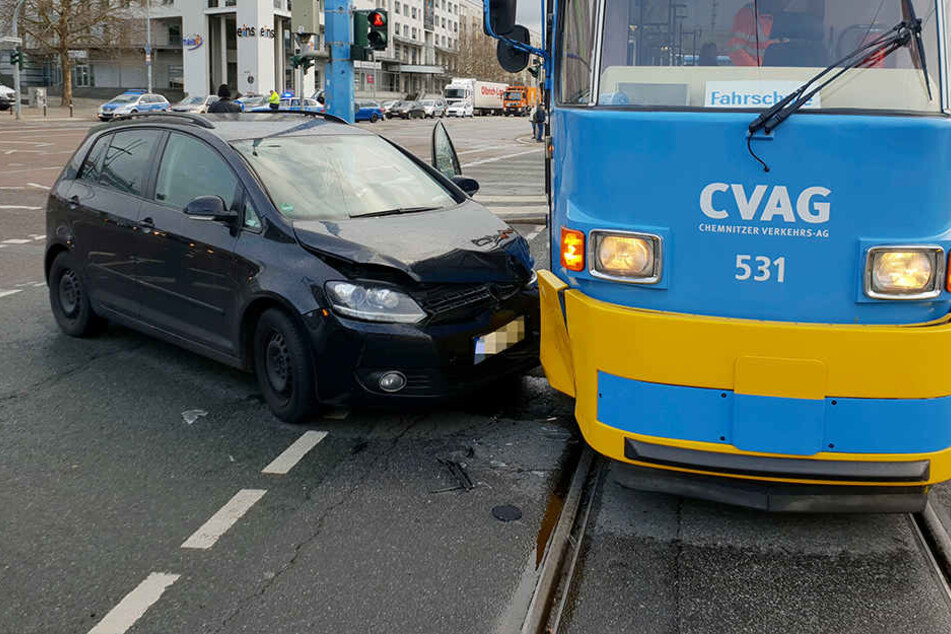 Ein VW und eine Straßenbahn sind mitten auf einer Kreuzung zusammengestoßen.