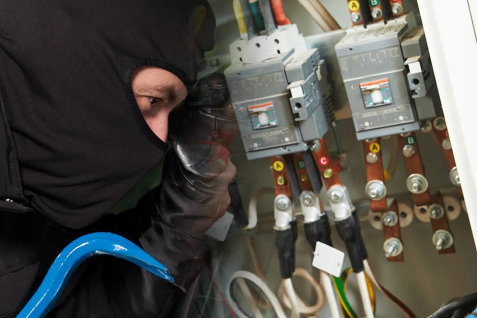 Die Diebe stahlen Kabel im Wert von 7000 Euro und richteten erheblichen Sachschaden an (Symbolbild).
