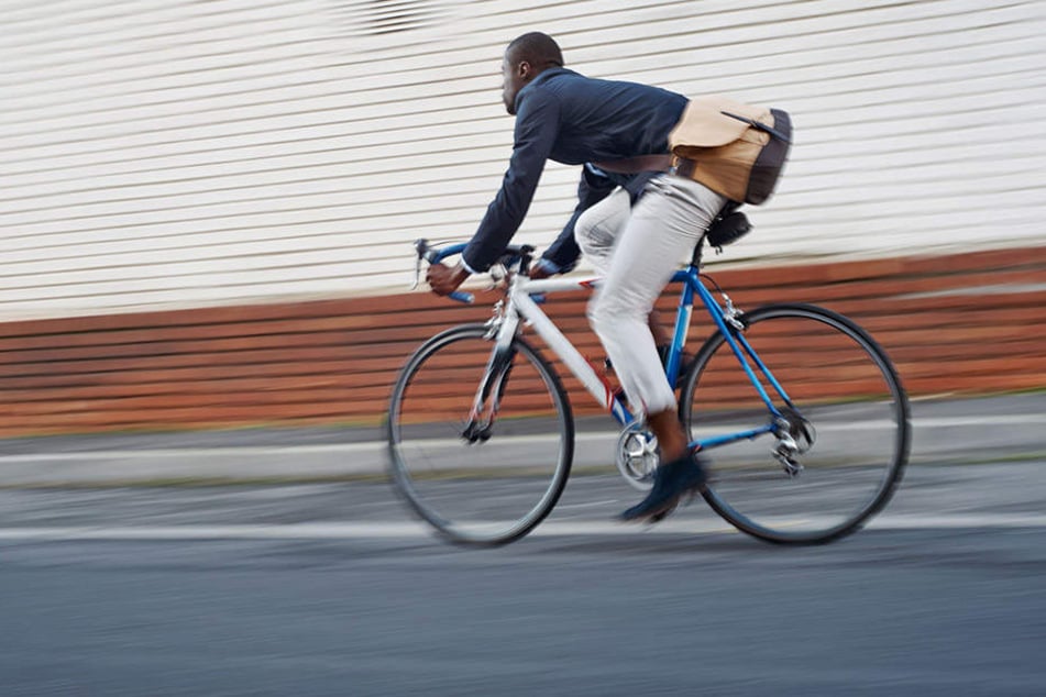 Ein Fahrradfahrer benutzte einen Gehweg entgegen der Fahrtrichtung, stieß dort mit einem Pizza-Auto zusammen und rastete aus. (Symbolbild)