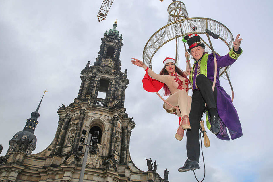 Kourtney Victoria und André Sarrasani genossen hoch oben vom Kronleuchter den Blick auf Schlosskirche, Semperoper und Elbe.