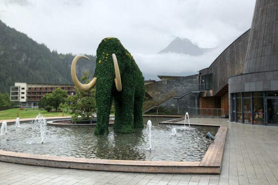 Das Mammut vor dem Hotel.