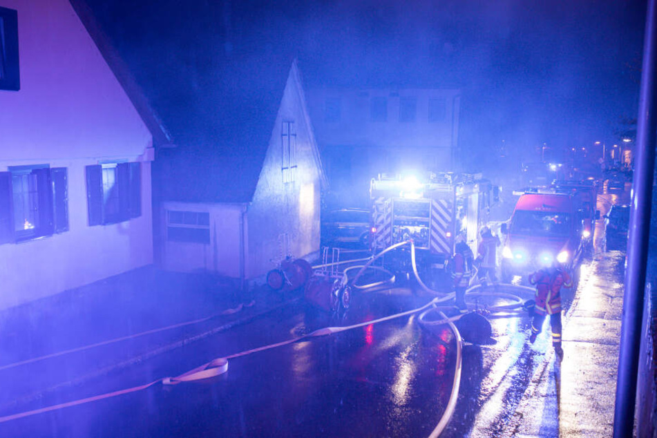 Löscharbeiten im strömenden Regen.