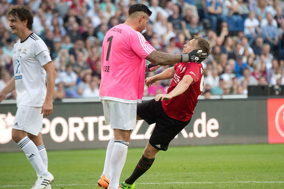 Jede Menge Prominenz war da. Tim Wiese (36, Mitte) foult spaßeshalber Comedian Oliver Pocher (40). Links im Bild Entertainer Matze Knop (43).