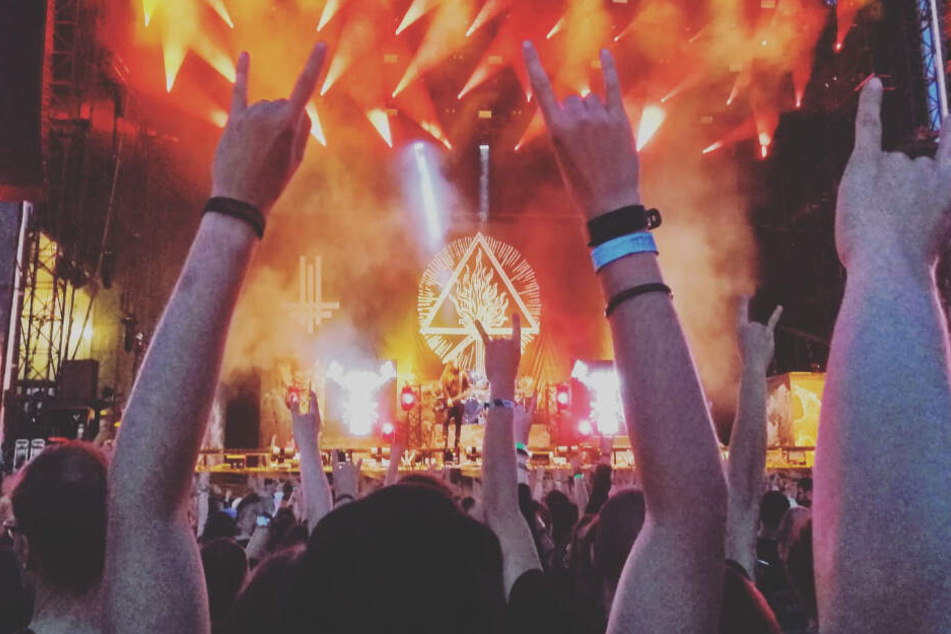 Vor dem Headliner Parkway Drive heizten Behemoth auf der Mad Max Stage ein.
