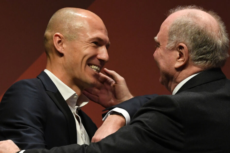 Überraschung für Hoeneß (r.): Unter anderem verabschiedete sich auch Arjen Robben von dem Bayern-Präsidenten.
