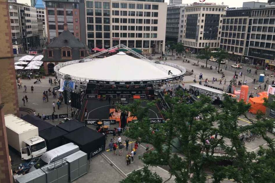 Eindrucksvoll: Der überdachte Basketball-Court auf der Hauptwache.