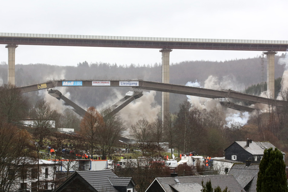 Die Talbrücke Rinsdorf an der Autobahn A45 zwischen den Anschlussstellen Siegen-Süd und Wilnsdorf wurde im Februar gesprengt.