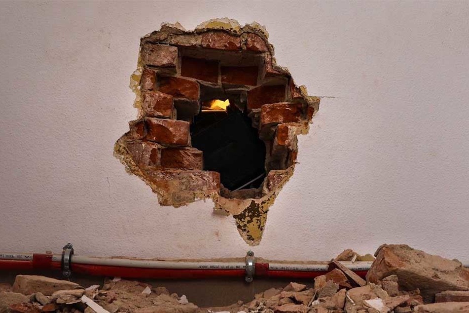 Die Ganoven stemmten ein Loch in die Zwischenwand, um beim Juwelier einzubrechen.