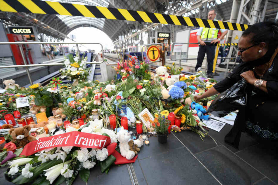 Nach der tödlichen Gleisattacke legten Anteilnehmende Blumen, Stofftiere und Kerzen am Unglücksort ab.