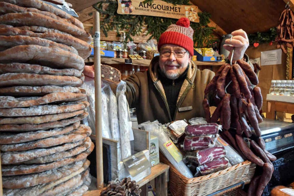 Tiroler Schmankerln bietet Joachim Münch auf dem Weihnachtsmarkt an.