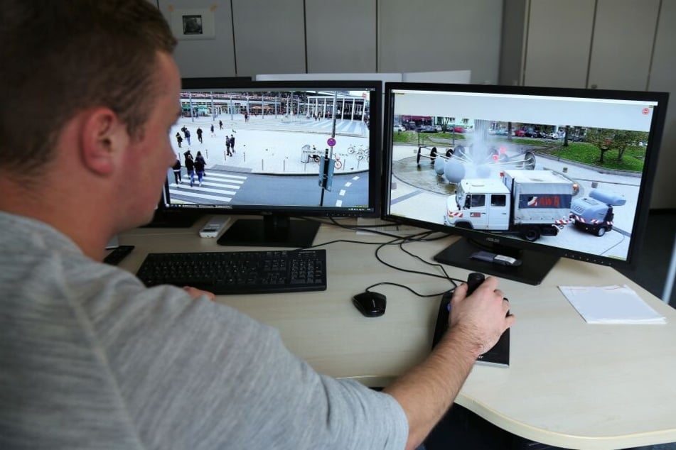 In der Zentrale der Polizei können Mitarbeiter die Plätze genau einsehen und kontrollieren.