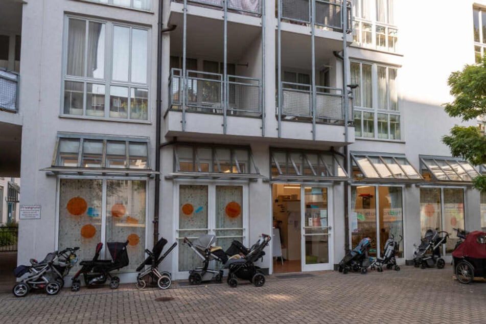Kinderwägen stehen vor dem "Elki" in Schwabing.