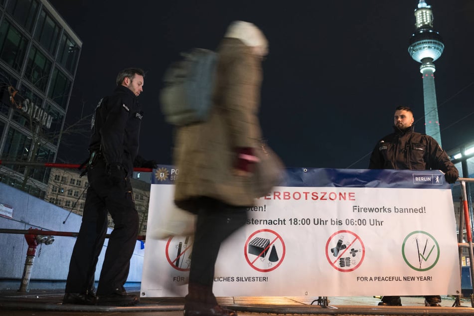 Nahe der Böllerverbotszone am Alexanderplatz ist es am Silvesterabend zu einem massiven Pyro-Zwischenfall gekommen.