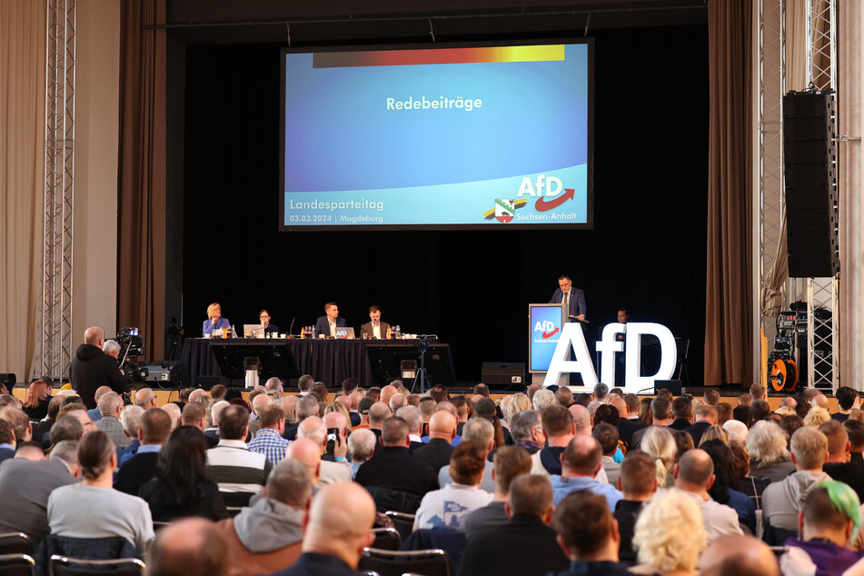 In Sachsen-Anhalt gilt die AfD als gesichert rechtsextrem. Dagegen will die Partei nun vorgehen, wie am Sonntag auf dem Landesparteitags verkündet wurde.