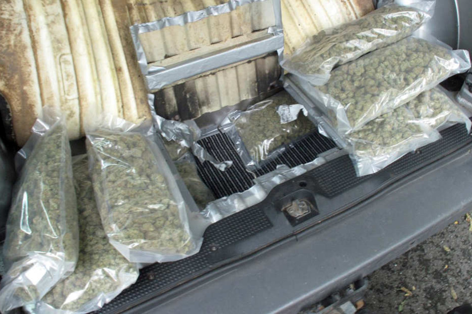 Insgesamt 26 Päckchen mit Marihuana entdeckte die Polizei in dem Transporter.