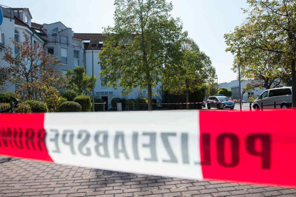Das Absperrband der Polizei weist auf einen Tatort hin. (Symbolbild)