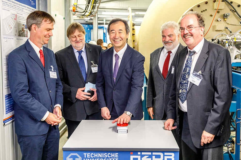 Symbolischer Start des Teilchenbeschleunigers: Physik-Nobelpreisträger Takaai Kajita (Mitte) durfte den Knopf drücken.