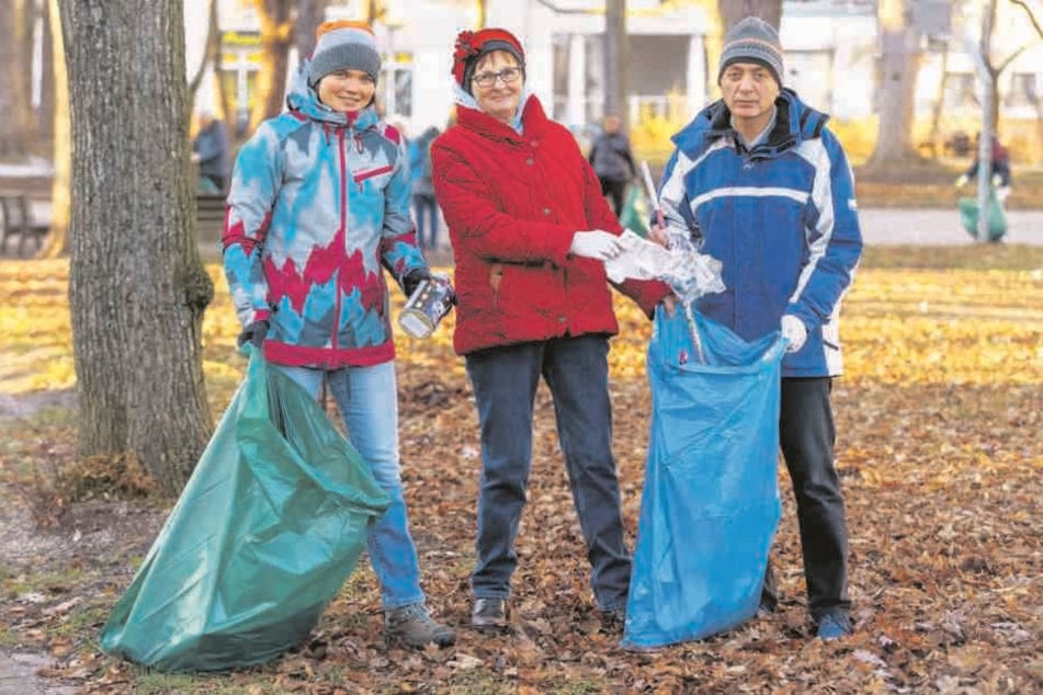 Franka Berger (26), Christine Schulze (65) und Nader Zabze (50) halfen beim Neujahrsputz auf dem Sonnenberg.