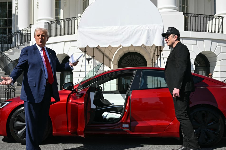 President Trump (l.) threatened protestors of Elon Musk's Tesla company as he showed off their vehicles at the White House.