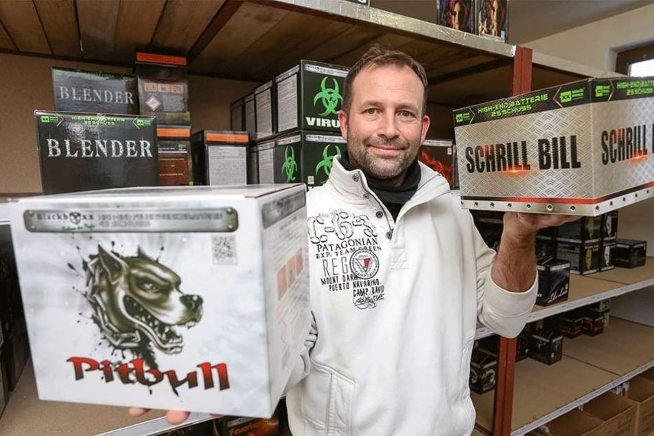 Die Pyro-Schmiede Blackboxx aus Kühnhaide im Erzgebirge hat viele Neuheiten, so Firmenchef Andreas Voigt (48). Besonders Feuerwerksbatterien sind gefragt.