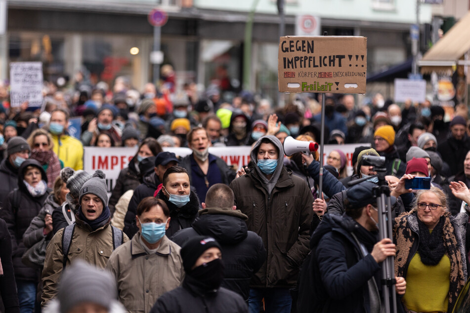 Corona-Proteste und Gegen-Aktionen in ganz Deutschland: So lief der Demo-Samstag ab