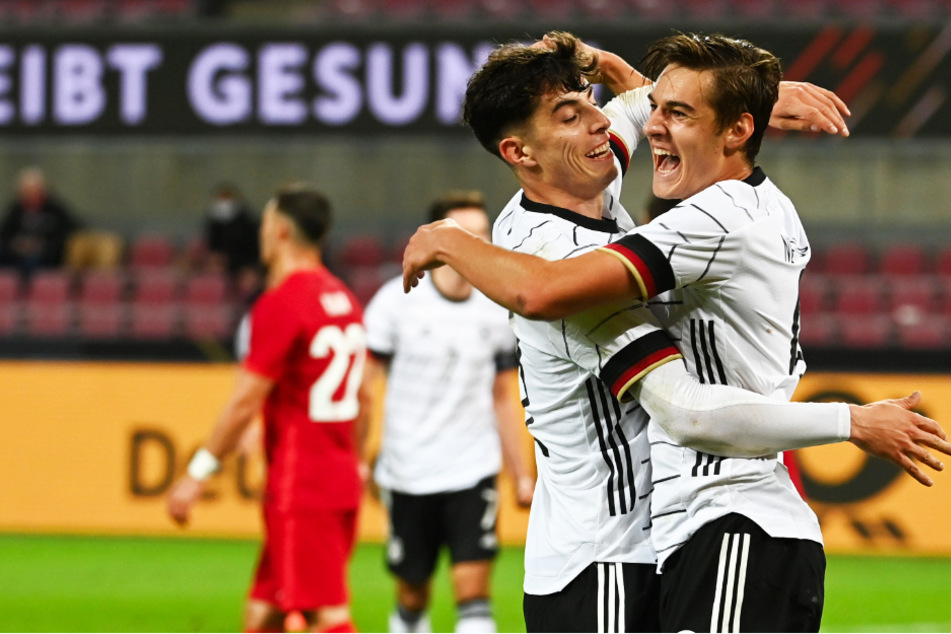 Florian Neuhaus (23, r.) jubelt mit Kai Havertz (21) über sein erstes Länderspieltor im ersten Spiel.