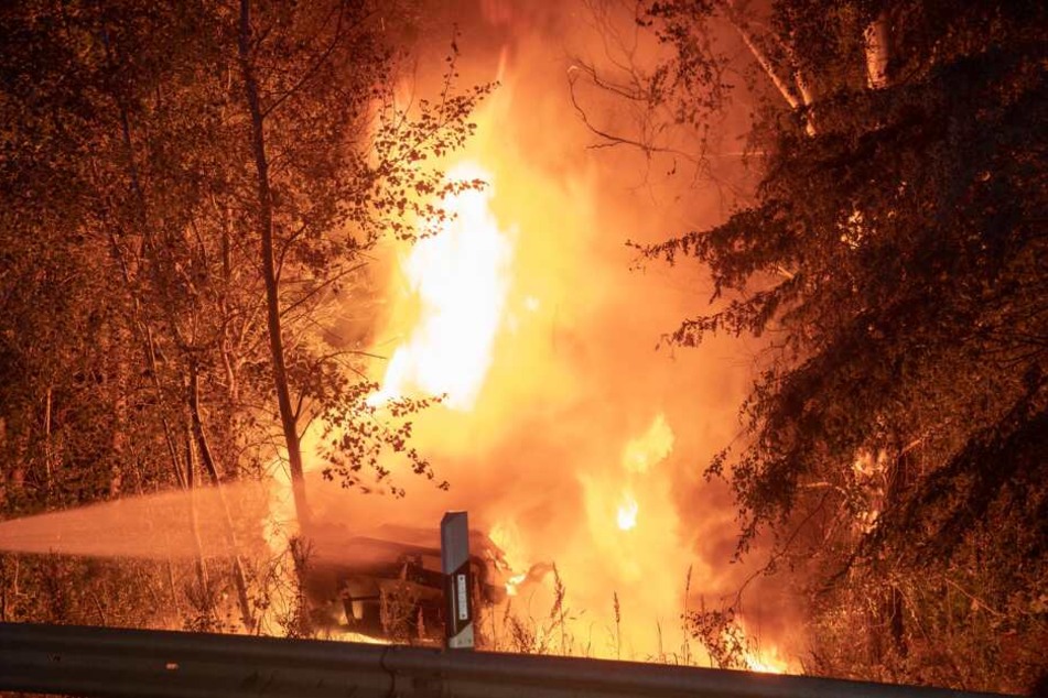 Der Wagen ging nach dem Crash in Flammen auf.