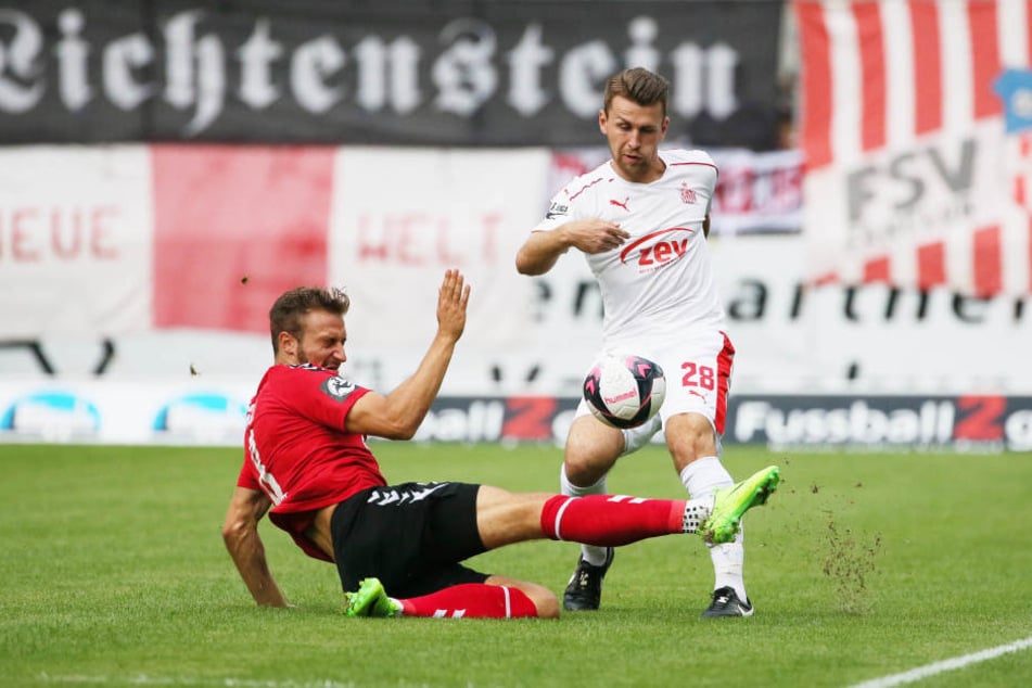 Pascal Sohm (l.) und Nils Miatke im Zweikampf.