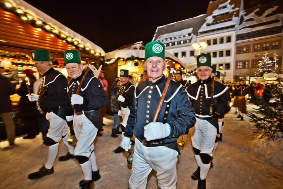 In Freiberg findet der Bergaufzug am 7. Dezember im Fackelschein statt.