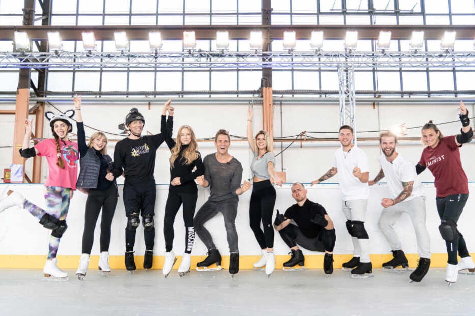 Die Teilnehmer der Sat.1-Show "Dancing on Ice" posieren auf dem Eis.