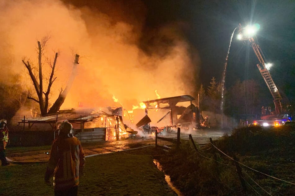 Feuerwehrleute versuchen, den Brand im Wohnheim zu löschen.