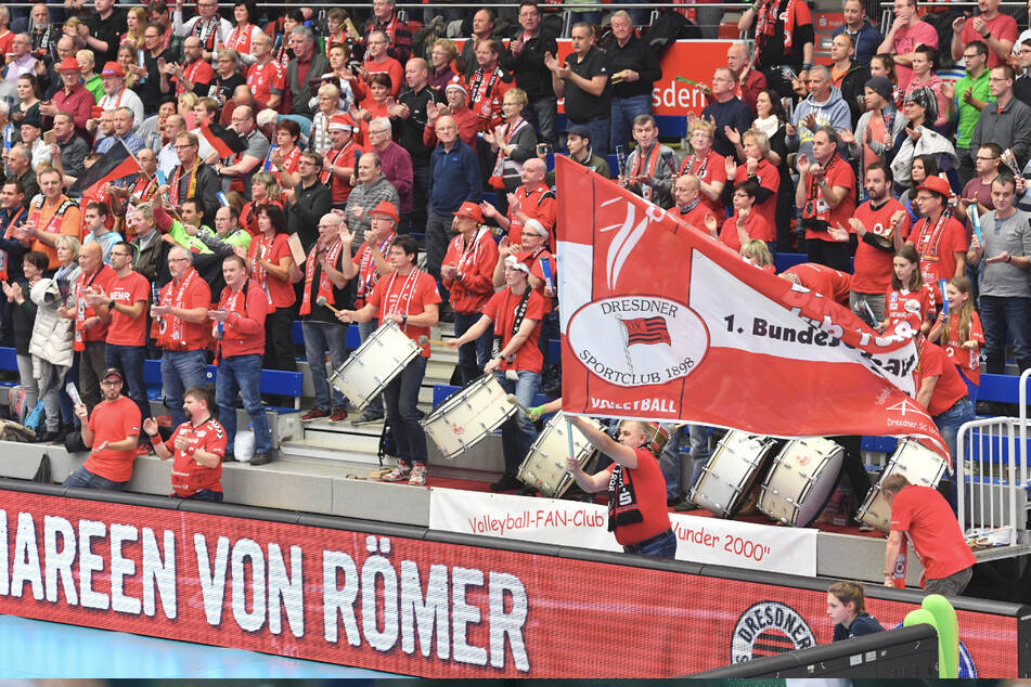 Endlich dürfen wieder mehr Fans in die Halle. Der Dresdner SC ist froh, dass morgen wenigstens 750 Anhänger zum Derby gegen Schwerin in die Margon Arena dürfen.
