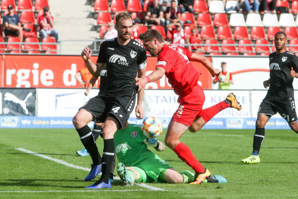 Zwei ganz erfahrene Kicker im Duell: Uerdingens Jan Kirchhoff (l.) gegen Zwickaus Ronny König.