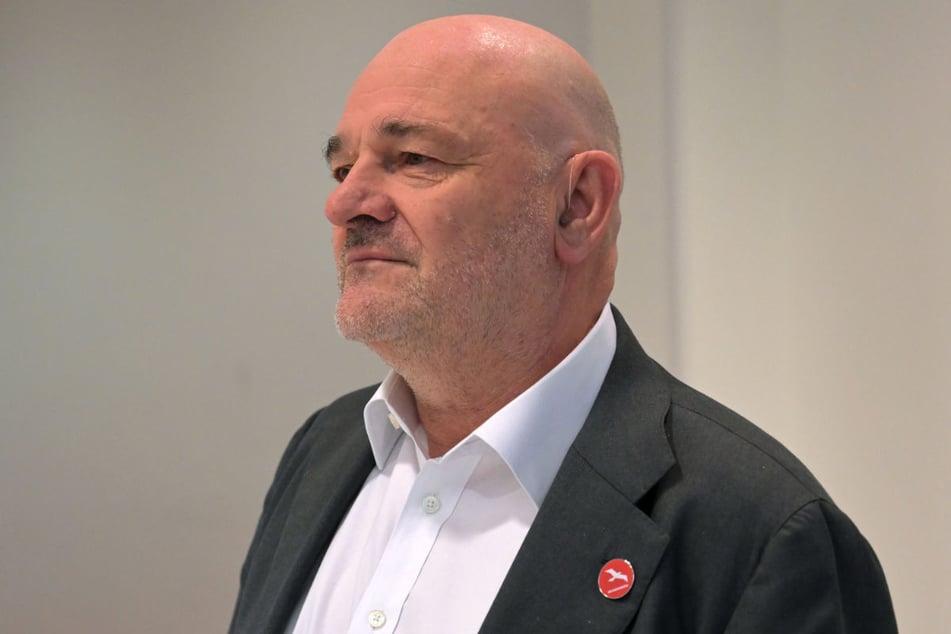 Finanzminister Robert Crumbach (63, BSW) hält eisern an seinem Ja für die neuen Medienstaatsverträge fest.