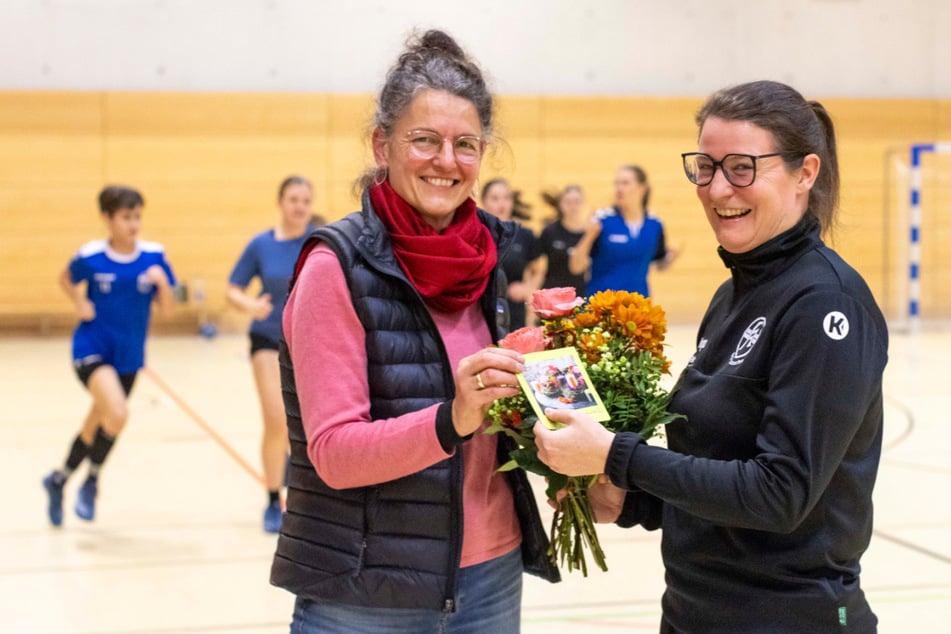 Als Dankeschön überreichte Sylvia Krien (51, l.), Inhaberin von Blumen und Florales, Angela Starke (44) einen Blumenstrauß und einen Gutschein.