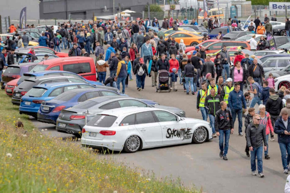 Rund 700 getunte Autos werden am Sachsenring präsentiert.