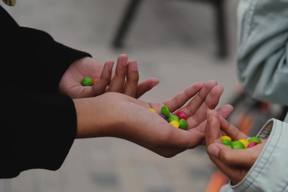 In den USA verteilte ein Junge Kaugummis mit scharfem Pfefferextrakt an Mitschüler. Zehn Kinder mussten daraufhin in eine Klinik gebracht werden. (Symbolbild)